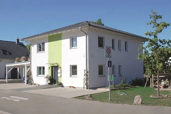 Das Praxisgebäude in der Tongerlostraße 2 in Ottersweier — weißes Haus mit grünem Fassadenstreifen