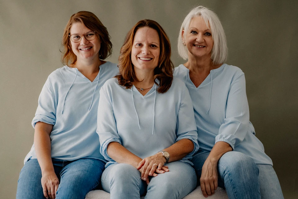 Natalie Weinert, Sonja Bisch und Katja Woessner gemeinsam in hellblauen Blusen